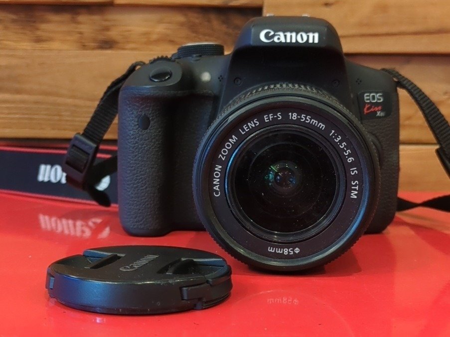1円～　Canon　キヤノン　EOS KISS Xsi　LENS EF-S 18-55mm 1:3.5-5.6 IS STM　デジタル一眼レフカメラ　キャップ・ストラップ付き　動作可
