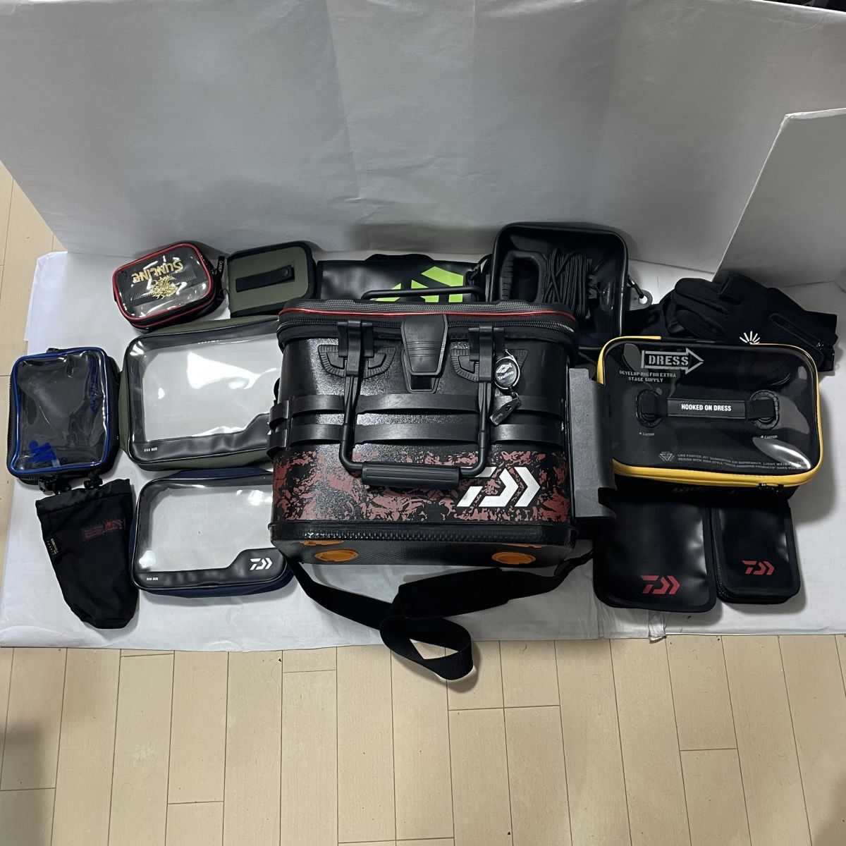 タックルボックス 黒色　 ポーチ・ミニバッグ多数あり 釣り用折り畳みバケツ×1　フィッシンググローブ×1　インナーグローブ×1　/66-5-P