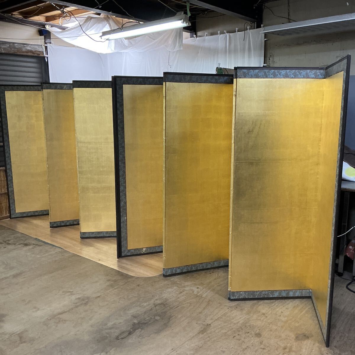 【L直C773】引き取り限定 江戸時代 金屏風 六曲一双 高172cm 金箔 天然木製枠 絹地 無地 間仕切 専用収納箱付 
