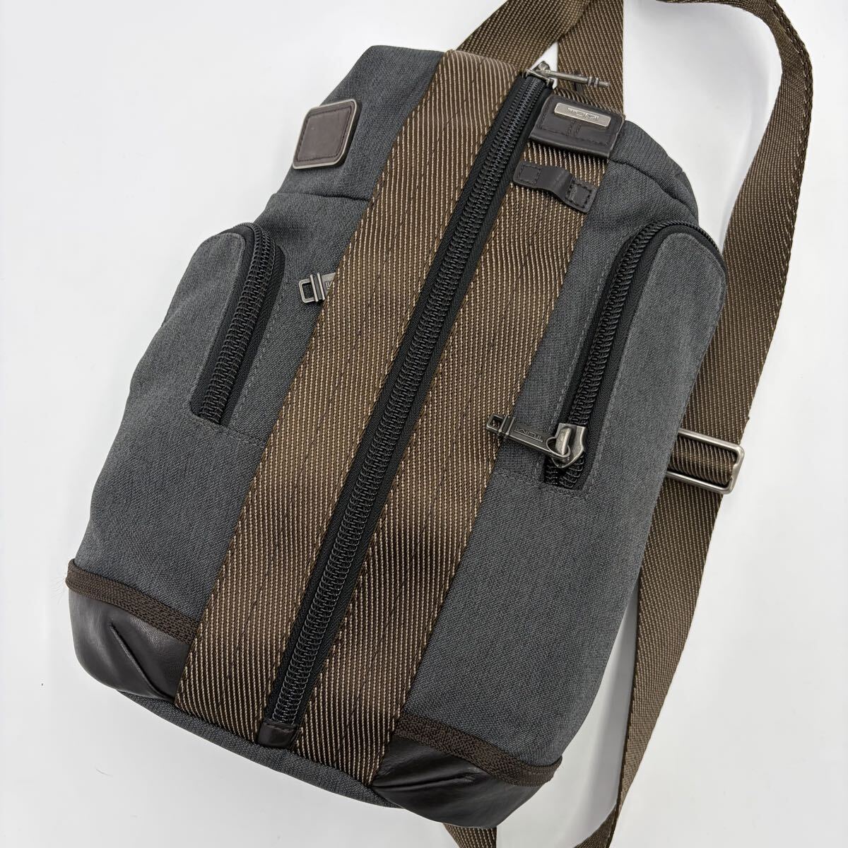美品●トゥミ TUMI Alpha Bravo Monterey Sling モントレースリング ボディバッグ クロス ショルダー グレー バリスティック レザー メンズ