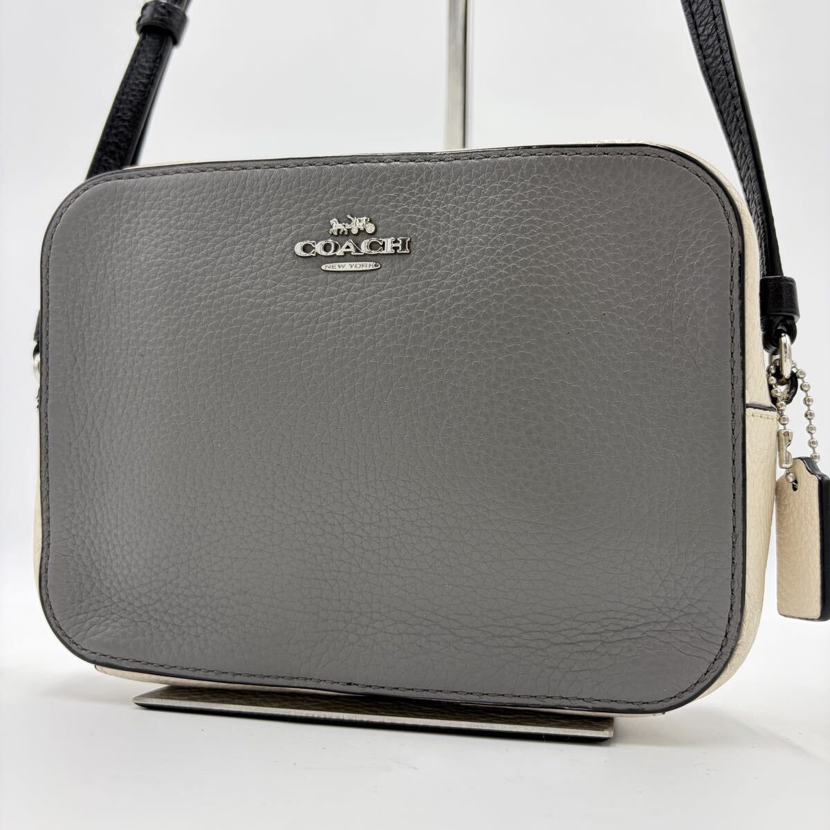 美品!●コーチ COACH メンズ ショルダーバッグ カメラバッグ 斜め掛け レザー クロスボディ ロゴ グレー×アイボリー チャーム 本革 鞄