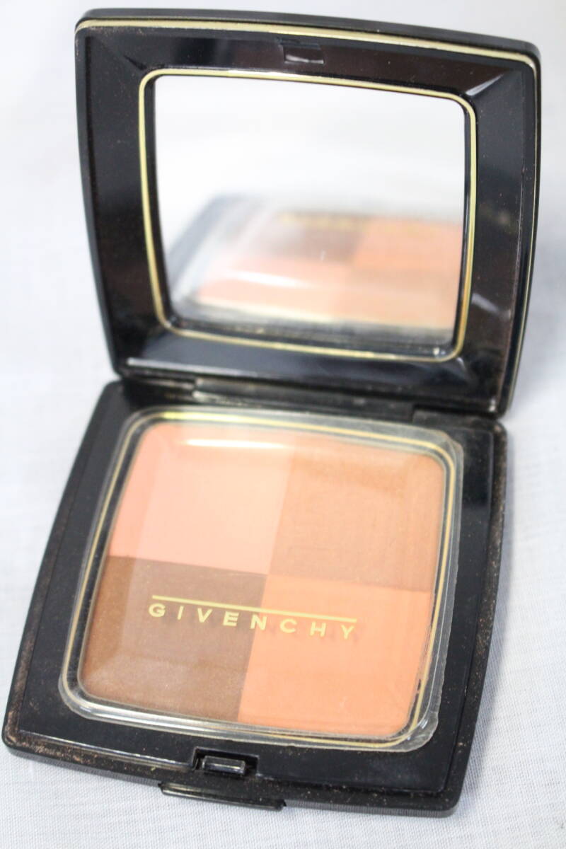 【0614E】(1629) ジバンシー コンパクト GIVENCHY PRISME SOLEIL COMPACT 残多い おまけで脂取り紙付ミラー 中古現状品