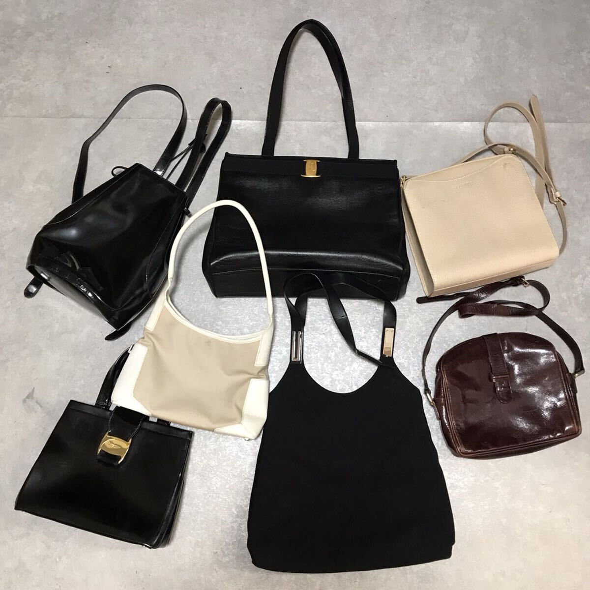 美品含む バッグ まとめ 7点 セット FERRAGAMO LOEWE FENDI ヴィンテージ ショルダー ハンドバッグ トートバッグ リュック y2k ヴァラ 金具