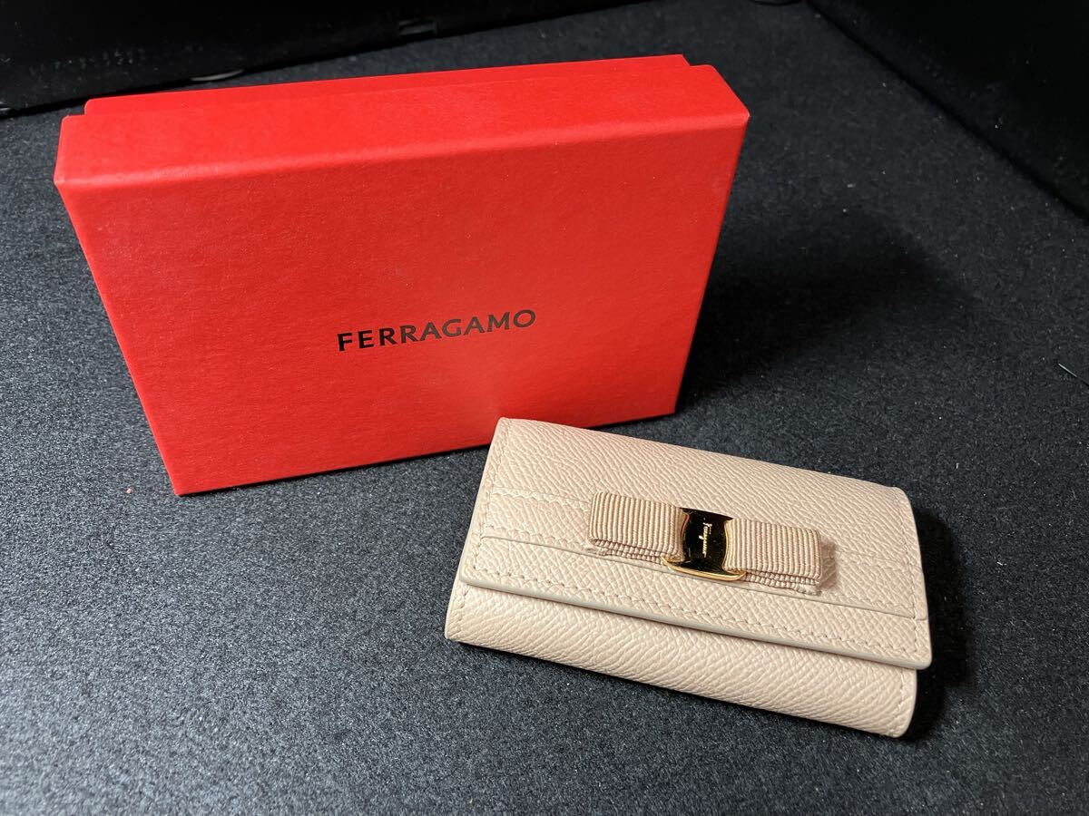 ［T11564］美品　Salvatore Ferragamo フェラガモ ヴァラリボン レザー 6連キーケース 鍵入れ　ピンクベージュ系　