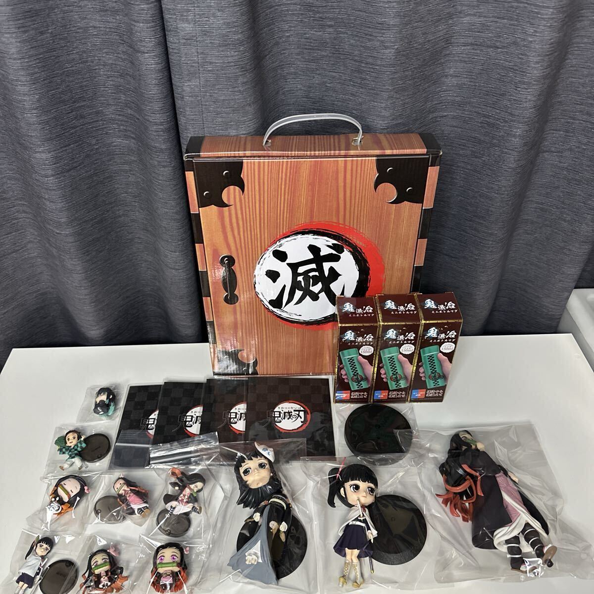 【新品・中古】 鬼滅の刃 折りたたみ椅子　ミニボトル　屏風　フィギュア グッズセット