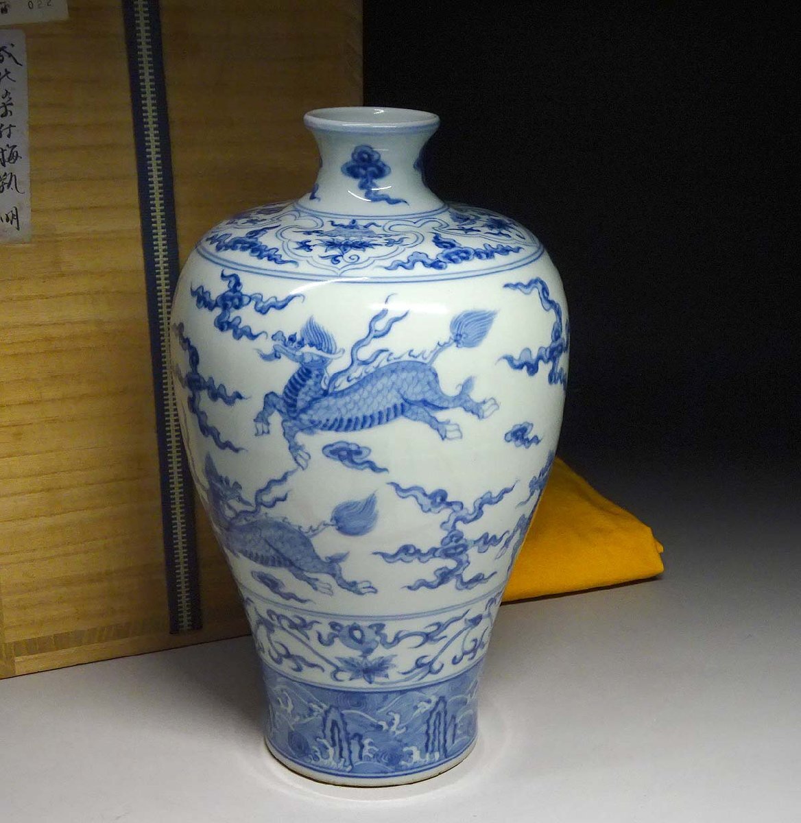 緑屋s■ 中国古玩　青花 染付　梅瓶　大明成化年製　木箱　唐物 時代物　i9/6-6007/25-4#80