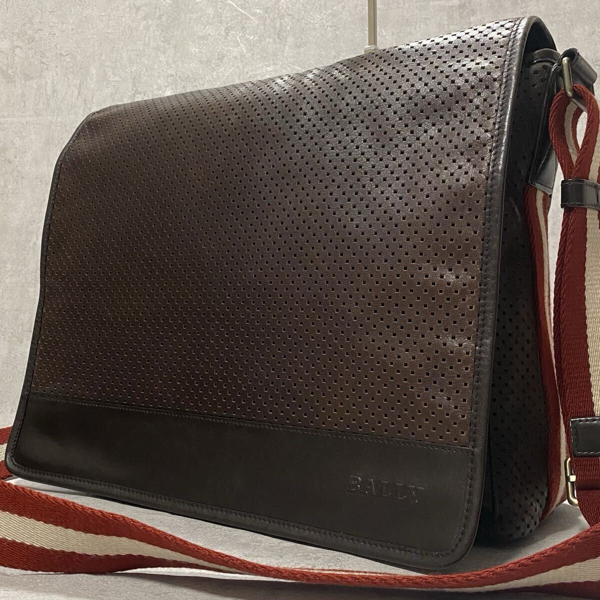 極美品●BALLY バリー メンズ ビジネス メッセンジャーバッグ ショルダー クロスボディ トレスポ フラップ 斜め掛け パンチング 大容量