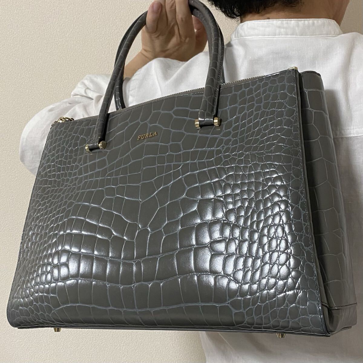 極美品●A4収納●FURLA フルラ メンズ クロコ 型押し トートバッグ ビジネス 肩掛け 斜め掛け 大容量 ショルダー ロゴ型押し 入手困難◎