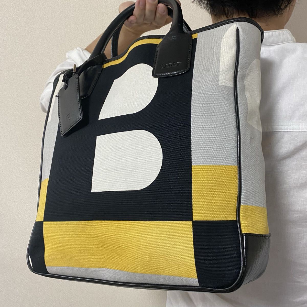 極美品●A4収納●BALLY バリー トートバッグ メンズ 肩掛け Bロゴ 総柄 ビジネスバッグ マルチカラー 大容量 通勤 キャンバス レザー１円
