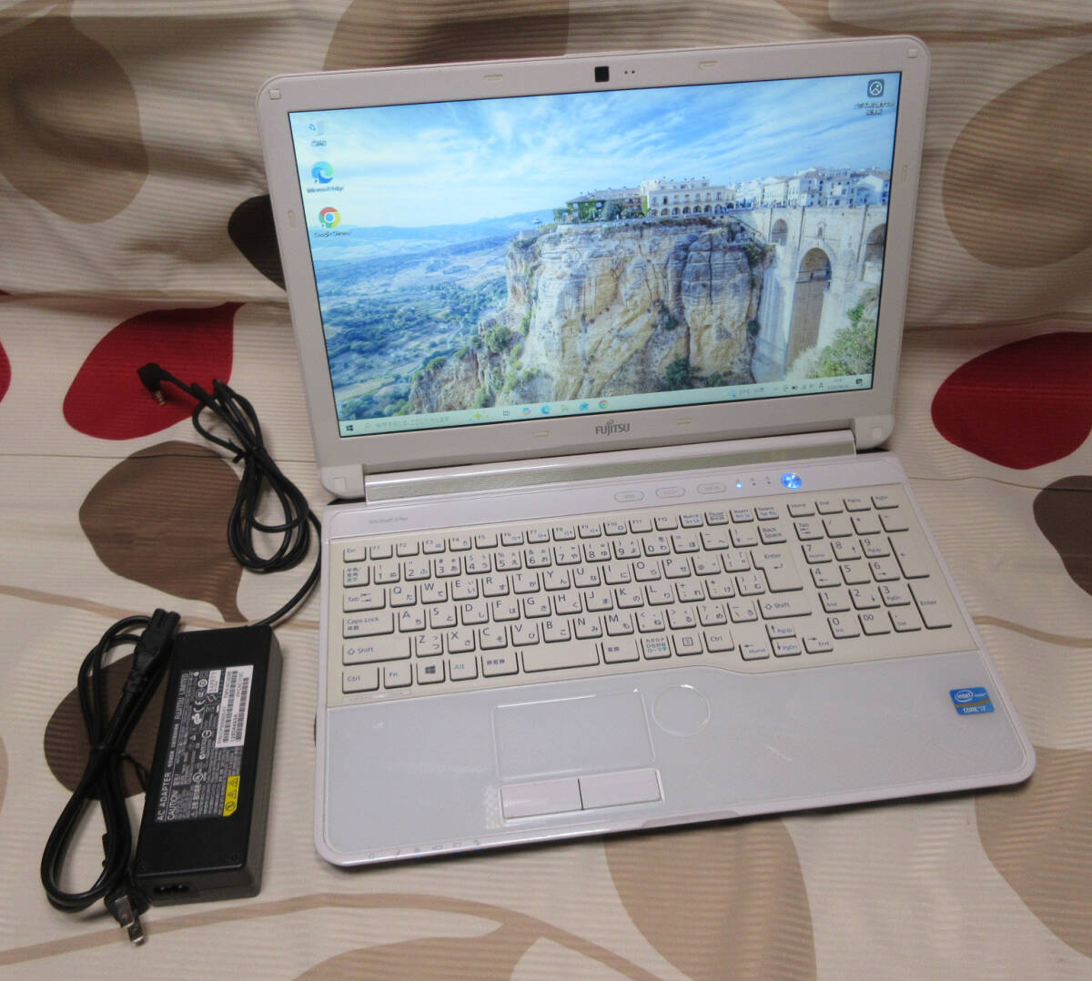 ノートパソコン Fujitsu AH53/K / Core i7-2670QM / 8GBメモリ 不具合はないけど古い