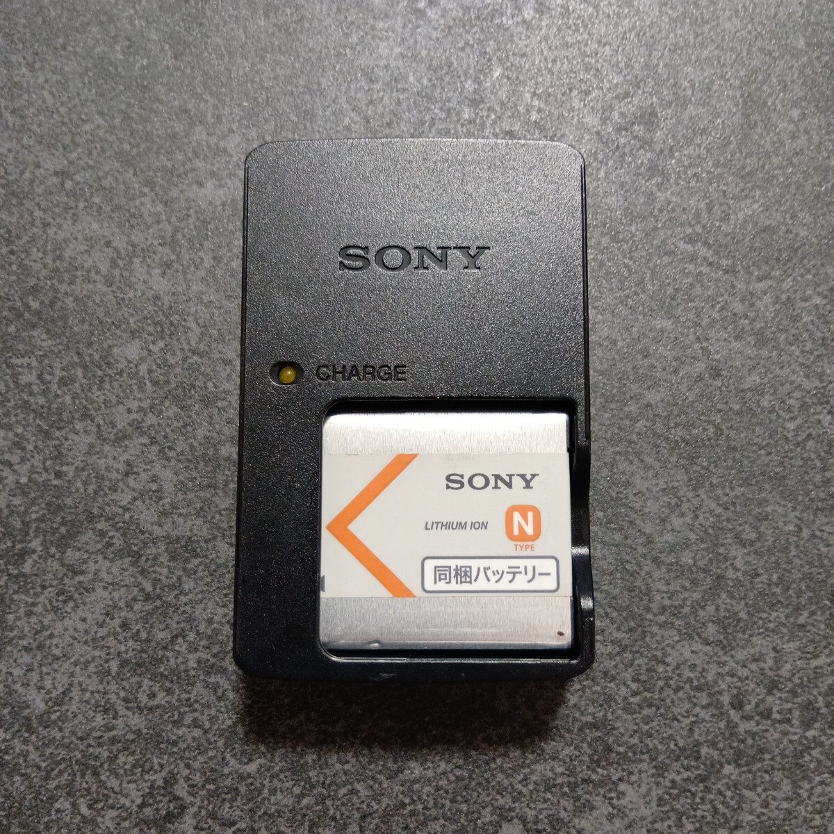 美品【動作確認済】送料無料　ソニー sony 純正 バッテリー　NP-BN 充電器 BC-CSNB　　　　　　　　　　A01