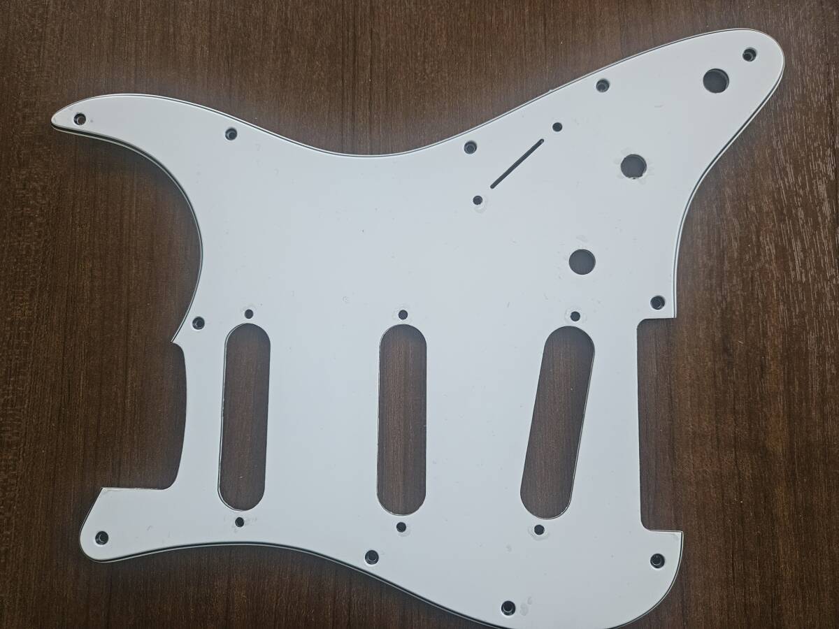 ピックガード　ストラトキャスター用　白　三層　ディマジオ製　未使用新品