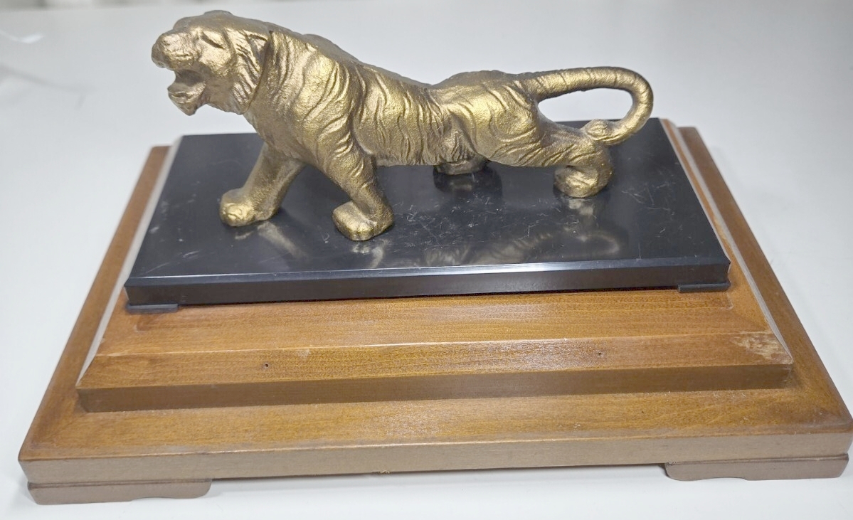 猛虎 置物 虎 トラ 工芸品 虎の置物 縁起物 オブジェ インテリア