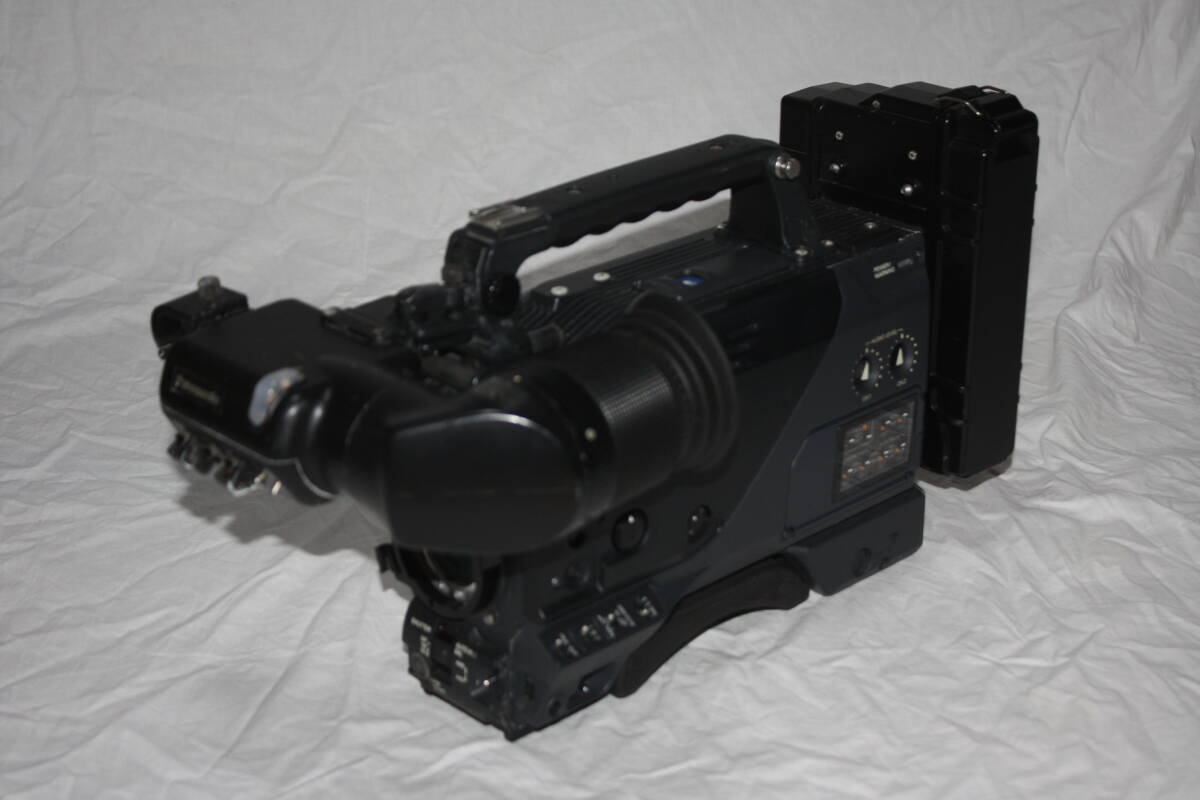送料無料！　Panasonic　AJ-D410A　業務用ショルダービデオカメラ （検索：DVCPRO、HDW-、HVR-、DSR-、Panasonic、AG-HPX）