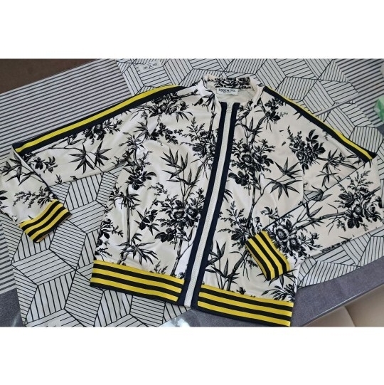 Essentiel Antwerp エッセンシャル アントワープ ブルゾン アウター ジャンパー ジャケット 花柄 黄色 ライン