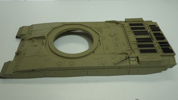 ヘンロン　1/16　3908-1　チャレンジャー2用本体蓋（排煙口の蓋最初からなし）