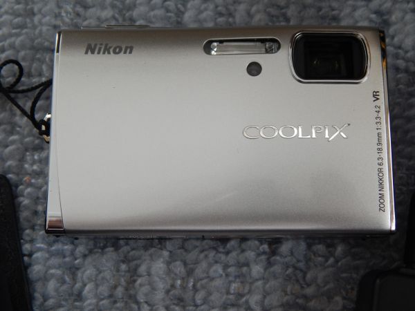 デジカメ　Nikon　COOLPIX　S50　ニコンクールピクス　S50　専用ケース　充電器付き
