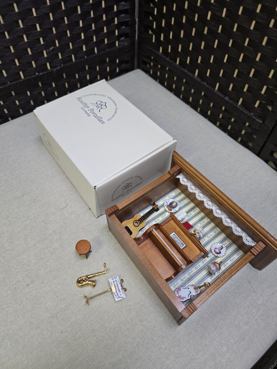 【訳あり品】Reutter Porzellan ロイターポーセリン ミニチュア 音楽セット グランドピアノ ギター サックス 木製ケース付 ドイツ製 現状品