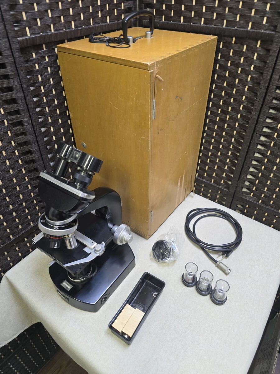 【現状品】Nikon ニコン 生物顕微鏡 木製鍵付きケース付 接眼レンズ3個 電源ケーブル 付属品多数 実験 顕微鏡 通電確認済 昭和レトロ