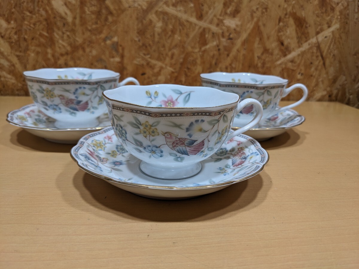 NARUMI カップ＆ソーサー　ナルミ　花と鳥　鳥柄　花柄　3客セット　カップアンドソーサー　花鳥更紗柄　花鳥文