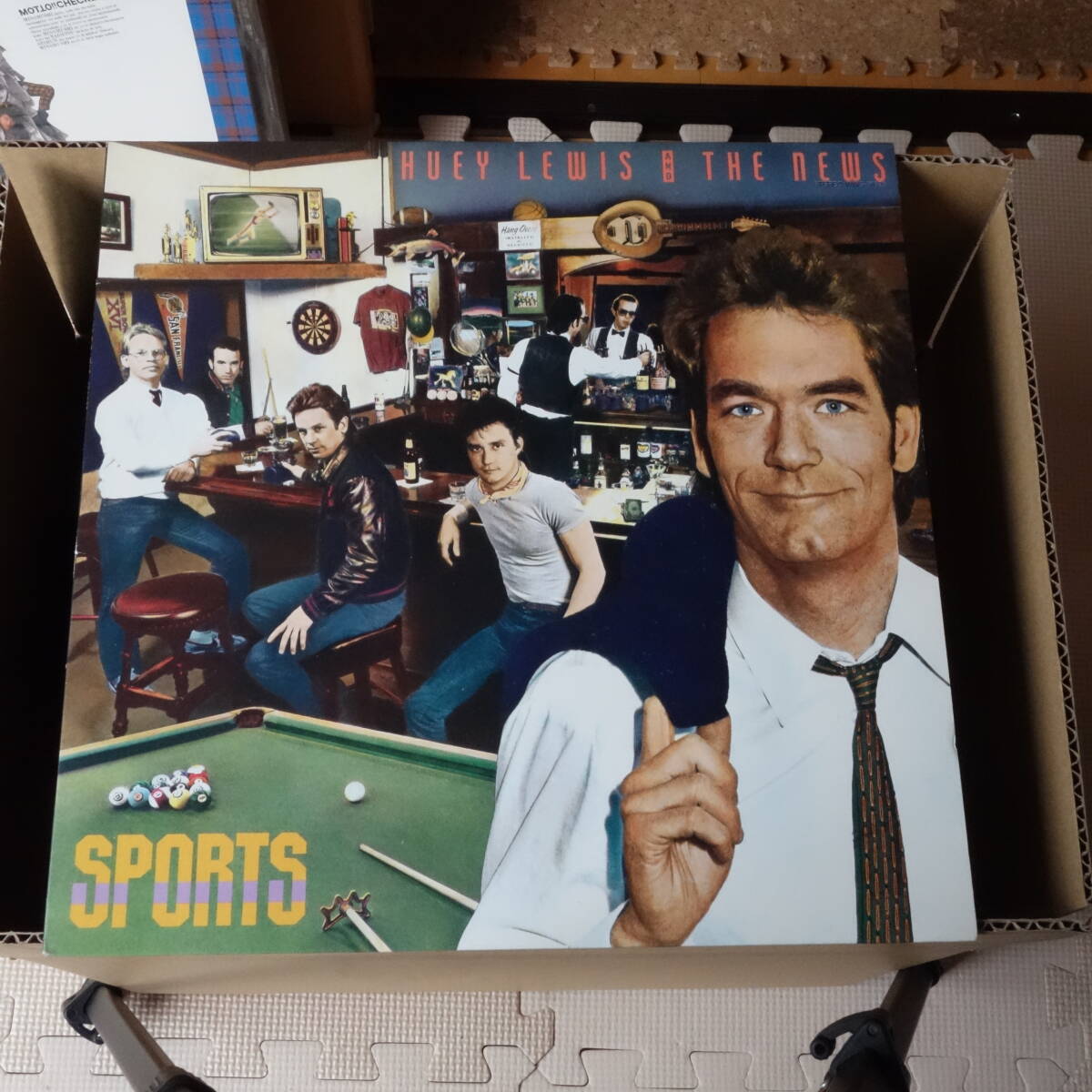 LPレコード HUEY LEWIS ＆ THE NEWS : SPORTS / ヒューイ・ルイス・アンド・ザ・ニュース : SPORTS / 東芝 EMI 国内版