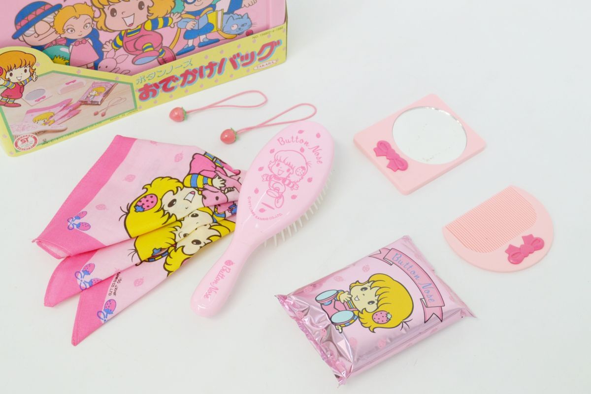 (1453M 0604K9) 1円～ サンリオ ボタンノーズ おでかけバッグ ケース付 1977年代 1985年代 女の子 櫛 髪飾り ポケットティッシュ ハンカチ