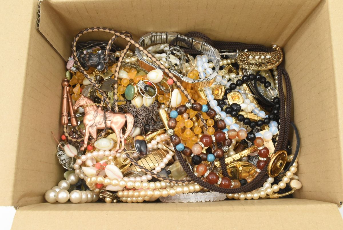 (1S 0603H4) 1円～ 大量イミテーション アクセサリー 総重量3.02kg ネックレス 色石 ブローチ ブレスレット まとめて