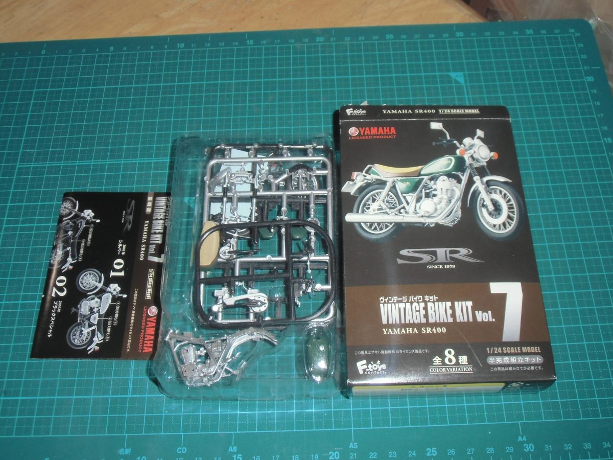 1/24 ヤマハSR400 2013年ダークグレーイッシュリーフグリーンメタリック35周年記念モデル エフトイズF-toys ヴィンテージバイクキットVol.7
