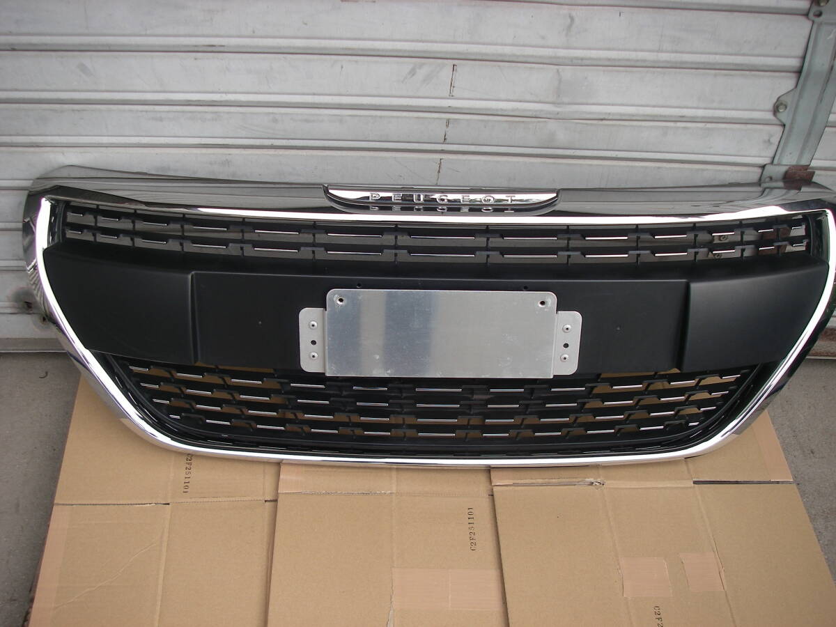 (293-A160-F1) プジョー208 A9HN01 後期 中古純正ラジエターグリル