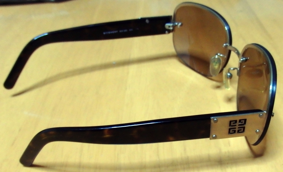 GIVENCHY ジバンシー サングラス SGV 263　ブラウン系のべっ甲柄サングラス 　 Made Italy