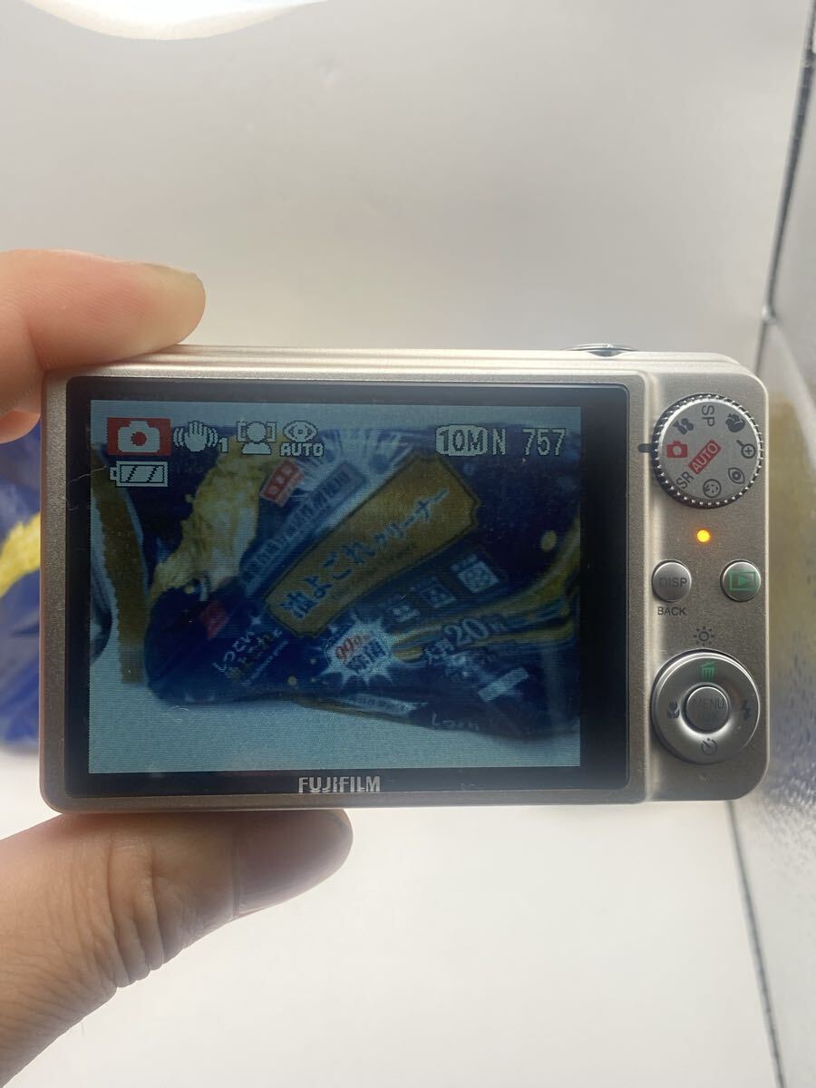 #105 FUJIFILM FinePix J250 シルバー 1000万画素 光学5倍ズーム 手ブレ補正搭載 Fujinonレンズ コンパクトデジタルカメラ 動作確認済み
