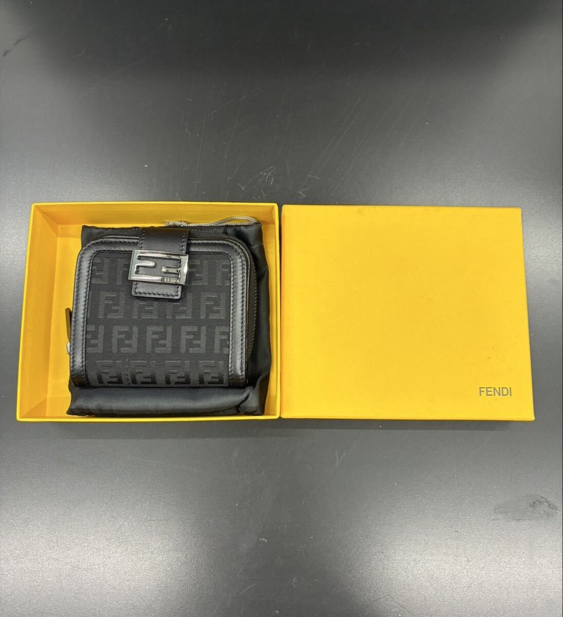 フェンディ 財布 FENDI ズッキーノ ファスナー付 二つ折り財布 ブラック 未使用 8A2317