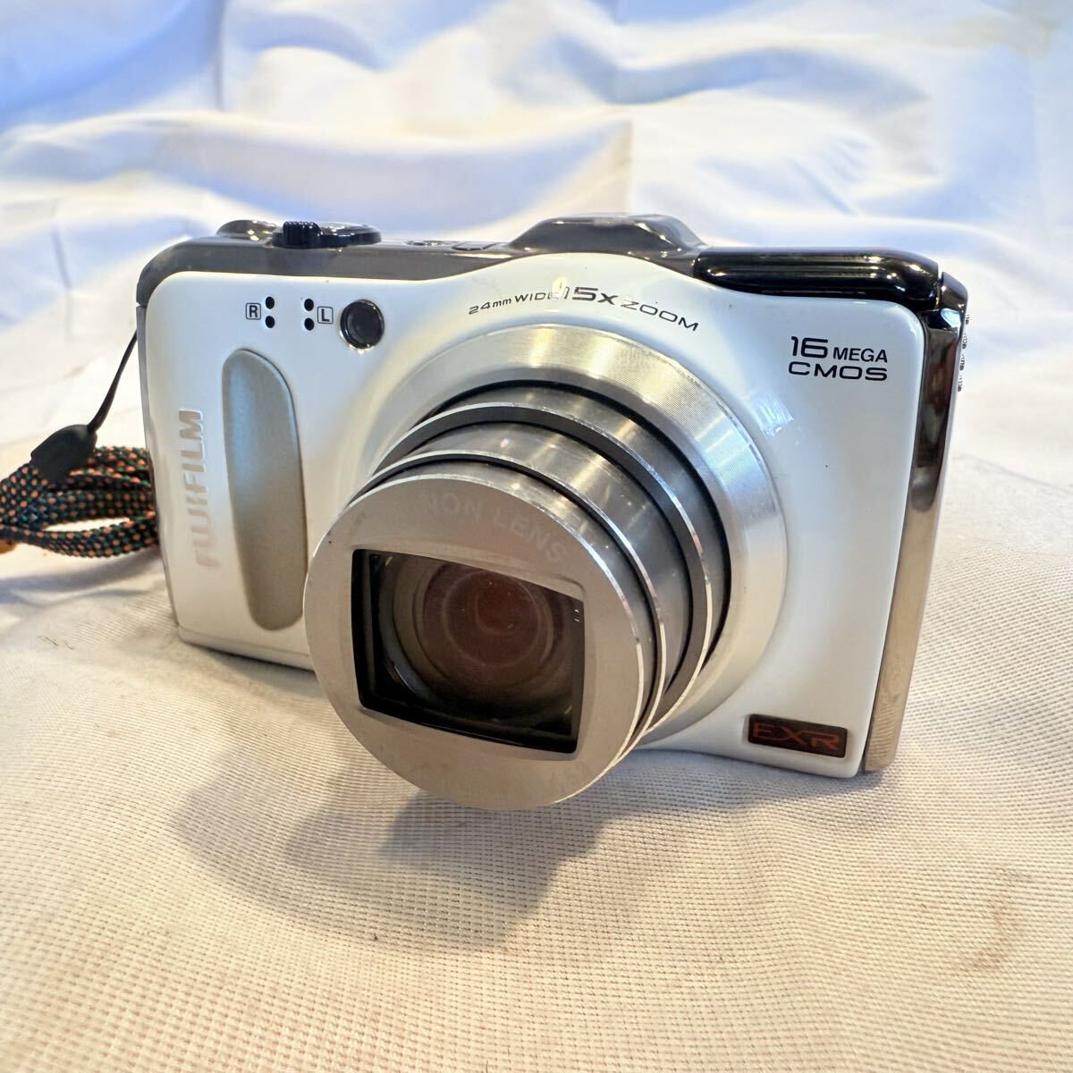 富士フィルム FinePix F550EXR ホワイト　デジタルカメラ デジカメ ジャンク　動作未確認