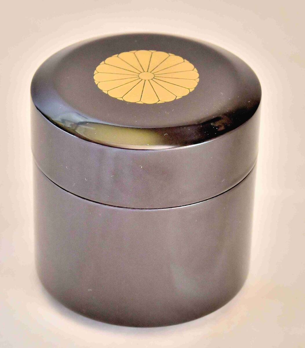 茶の湯道具　茶席用品　吹雪棗　黒地 菊紋蒔絵　木製・本漆　在庫未使用品