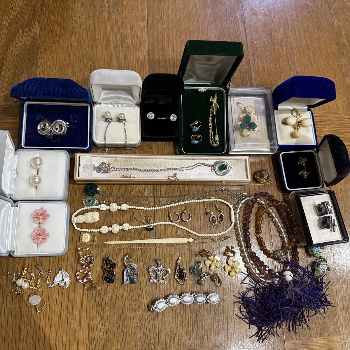 アクセサリー 大量まとめ売り ネックレス イヤリング ブローチ 指輪 カフス 遺品整理