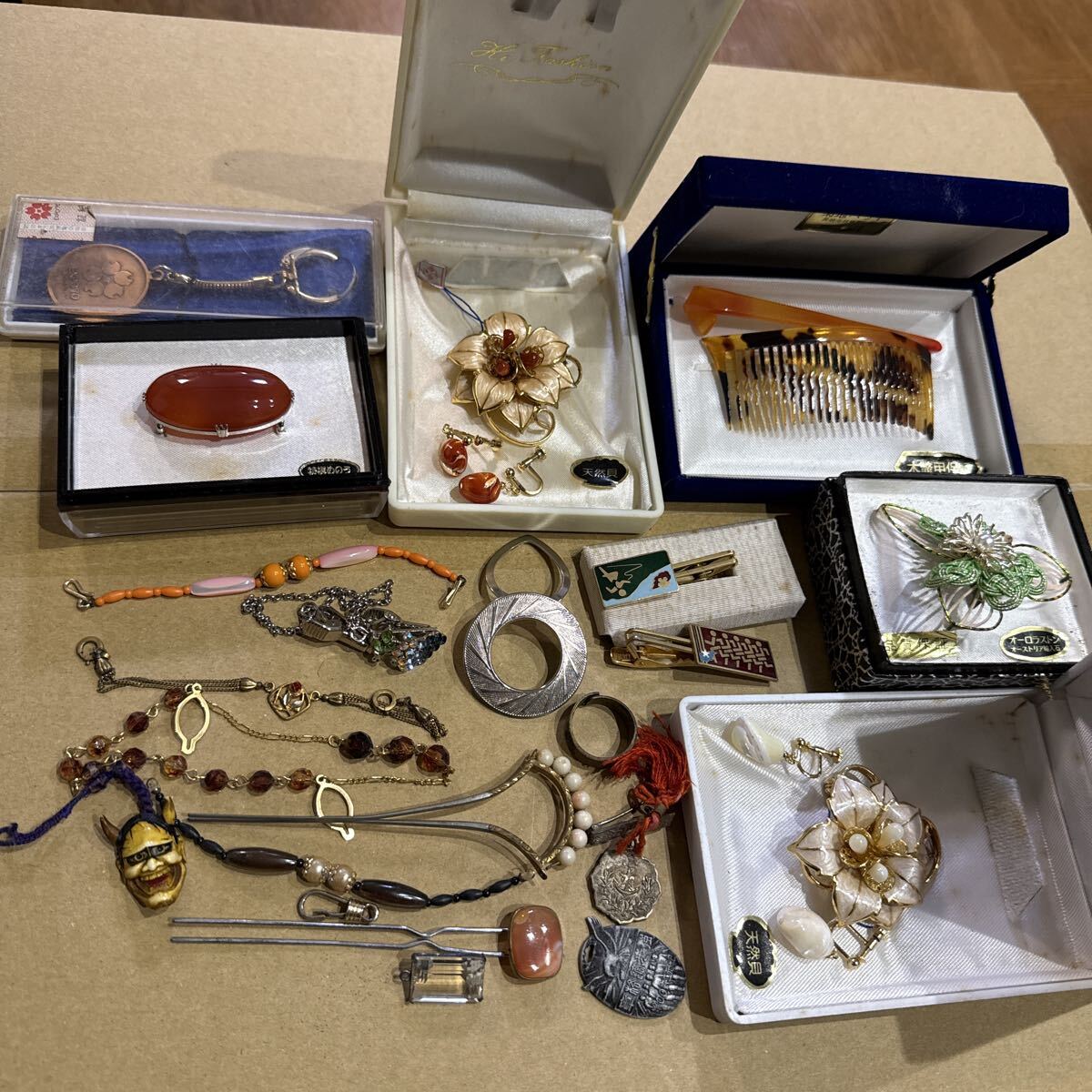 アクセサリー まとめ売り ブローチ ネックレス タイピン 櫛 遺品整理