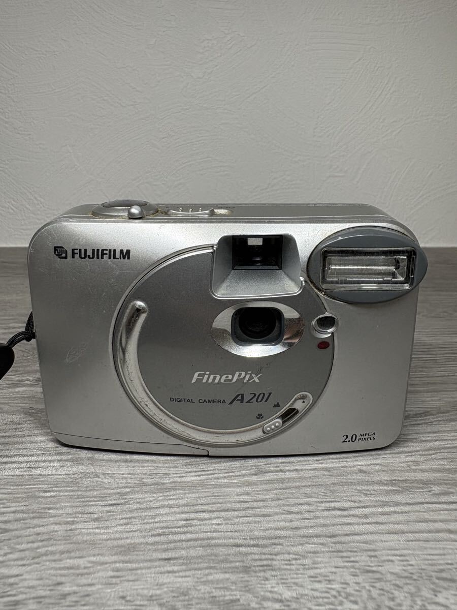 FUJIFILM FinePix A201 フジフィルム 富士フィルム コンパクトデジタルカメラ デジタルカメラ デジカメ シルバーカラー 通電動作未確認