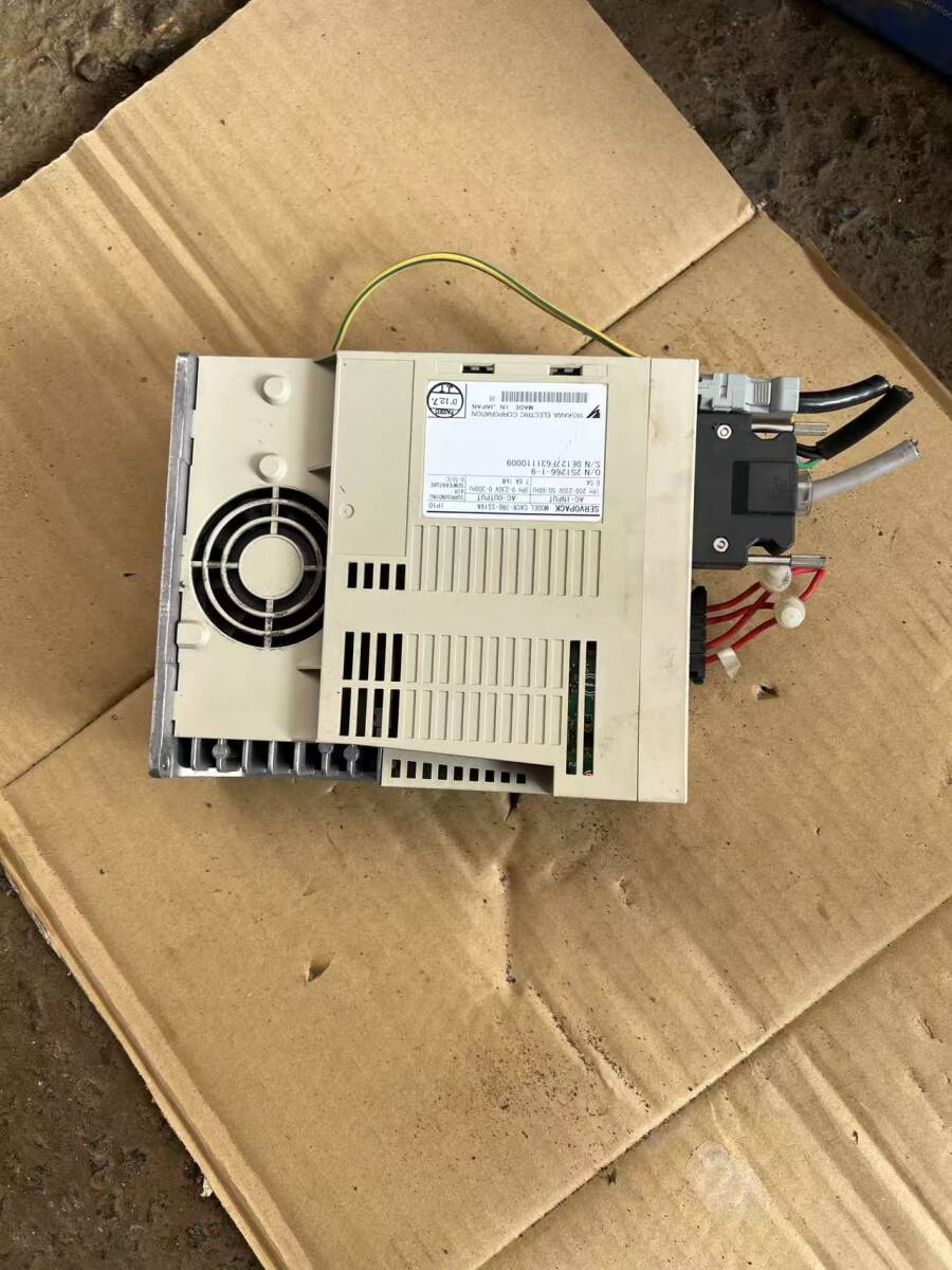 秋田発　安川電機 YASKAWA サーボパック サーボドライブ CACR-7R6-SS1VE　②
