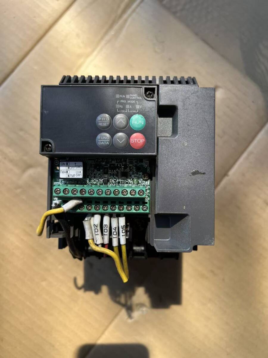 秋田発　中古 FUJI INVERTER FVR2.2E11S-2EEA インバータ　現状渡し