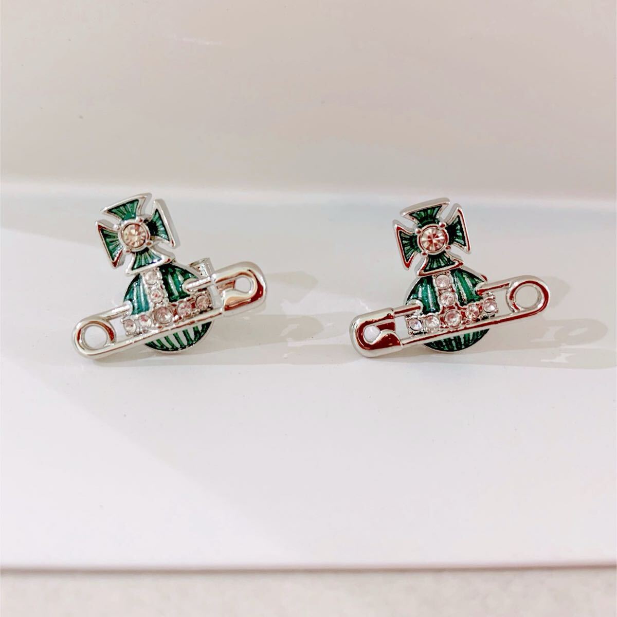 ヴィヴィアンウエストウッド 安全ピンオーブピアス ブルー シルバー オーブピアス ヴィヴィアン ピアス Vivienne Westwood