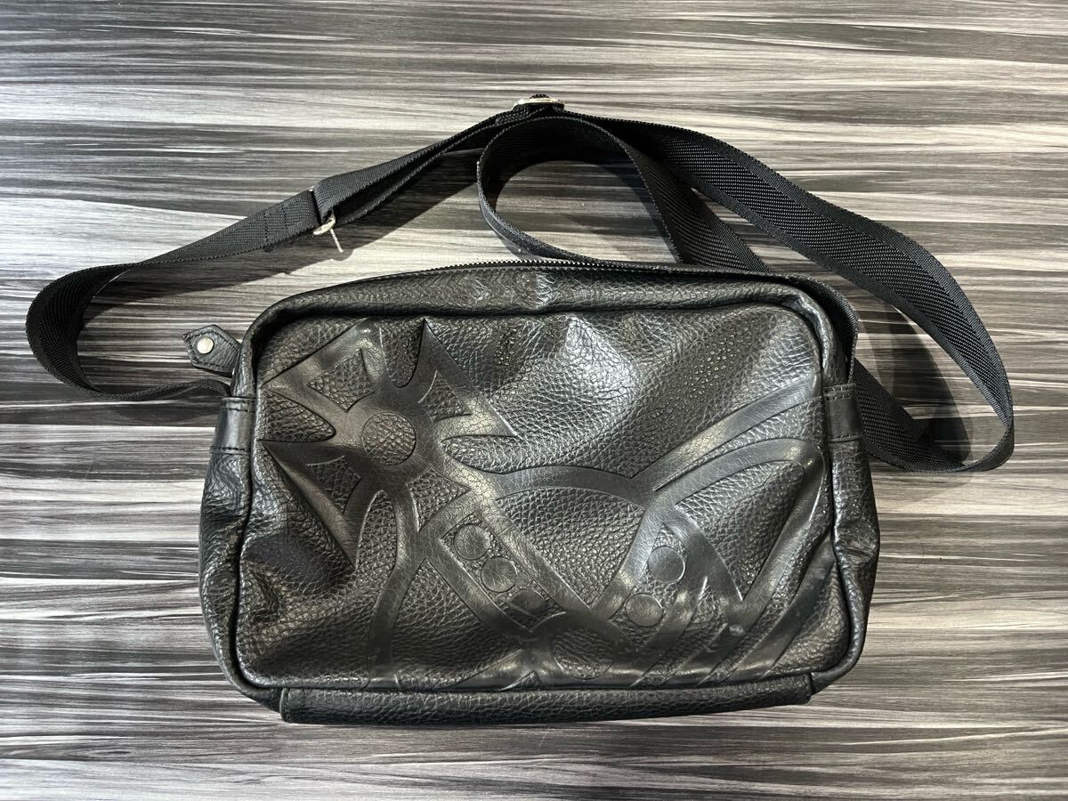 Vivienne Westwood ヴィヴィアンウエストウッド レザーオーブエンボス ショルダーバッグ 斜め掛け ブラック 黒 ロゴ