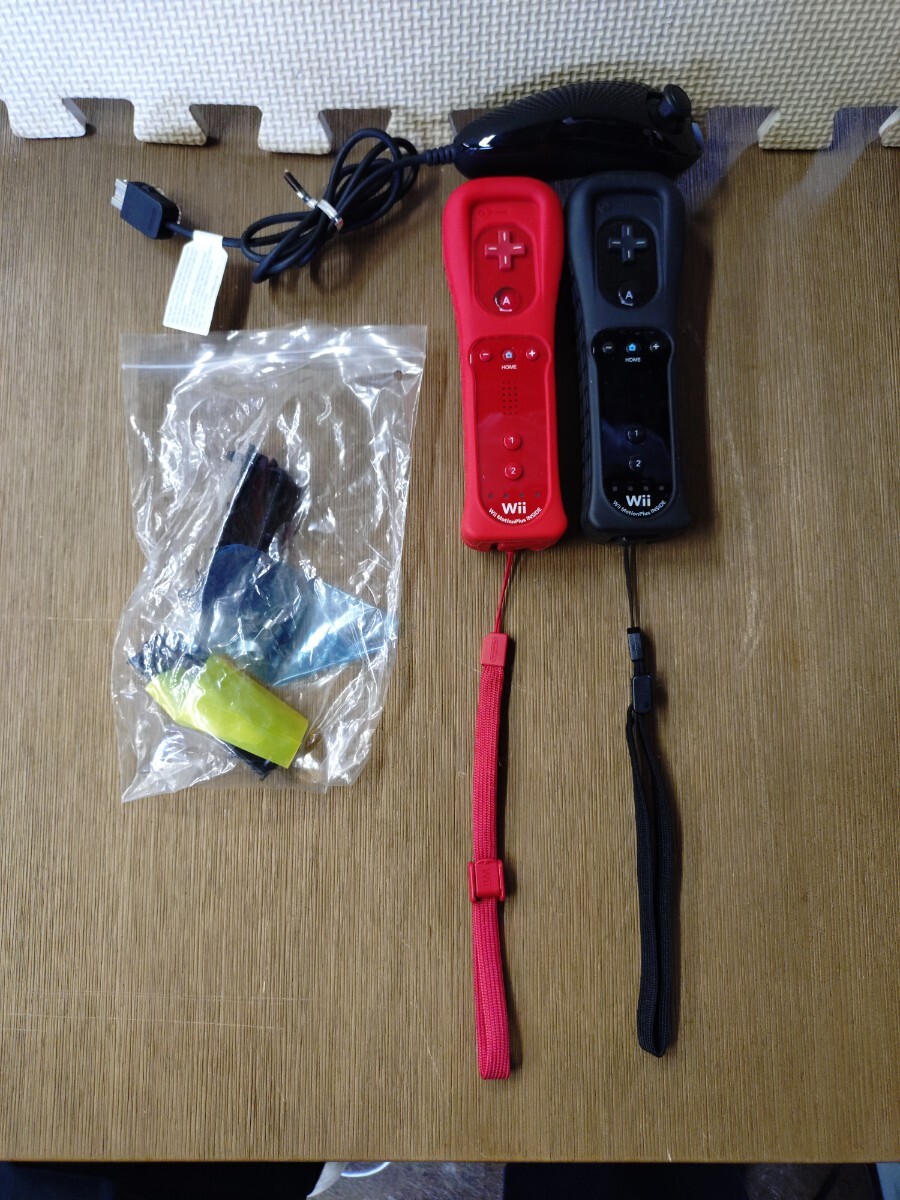任天堂 Wiiリモコンプラス モーションプラス 　 ストラップ付き　赤黒　2点セット　拡張コントローラー（ヌンチャク）1点