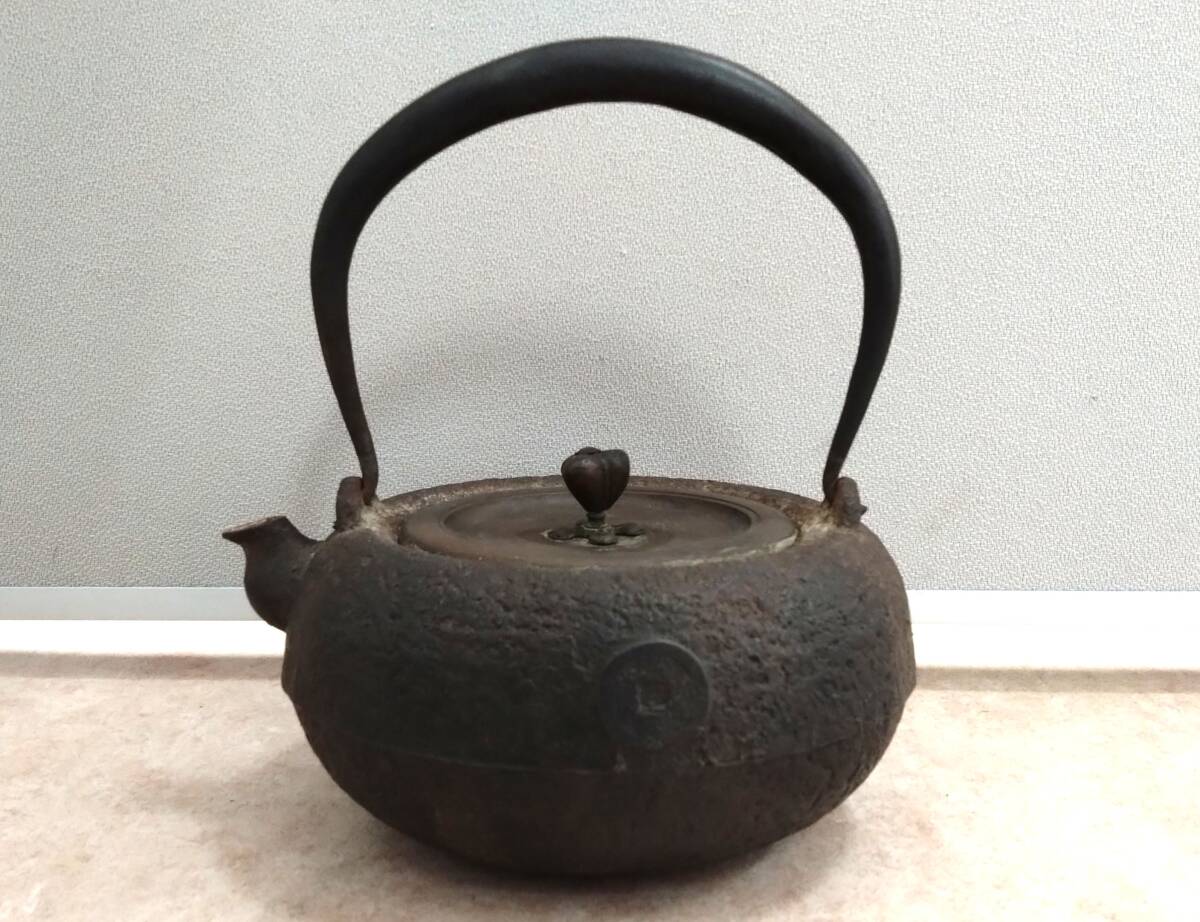 ◇ 鉄瓶 金龍堂 小振り 茶道具 古銭紋 渡来銭 急須 金属工芸品 ◇ 