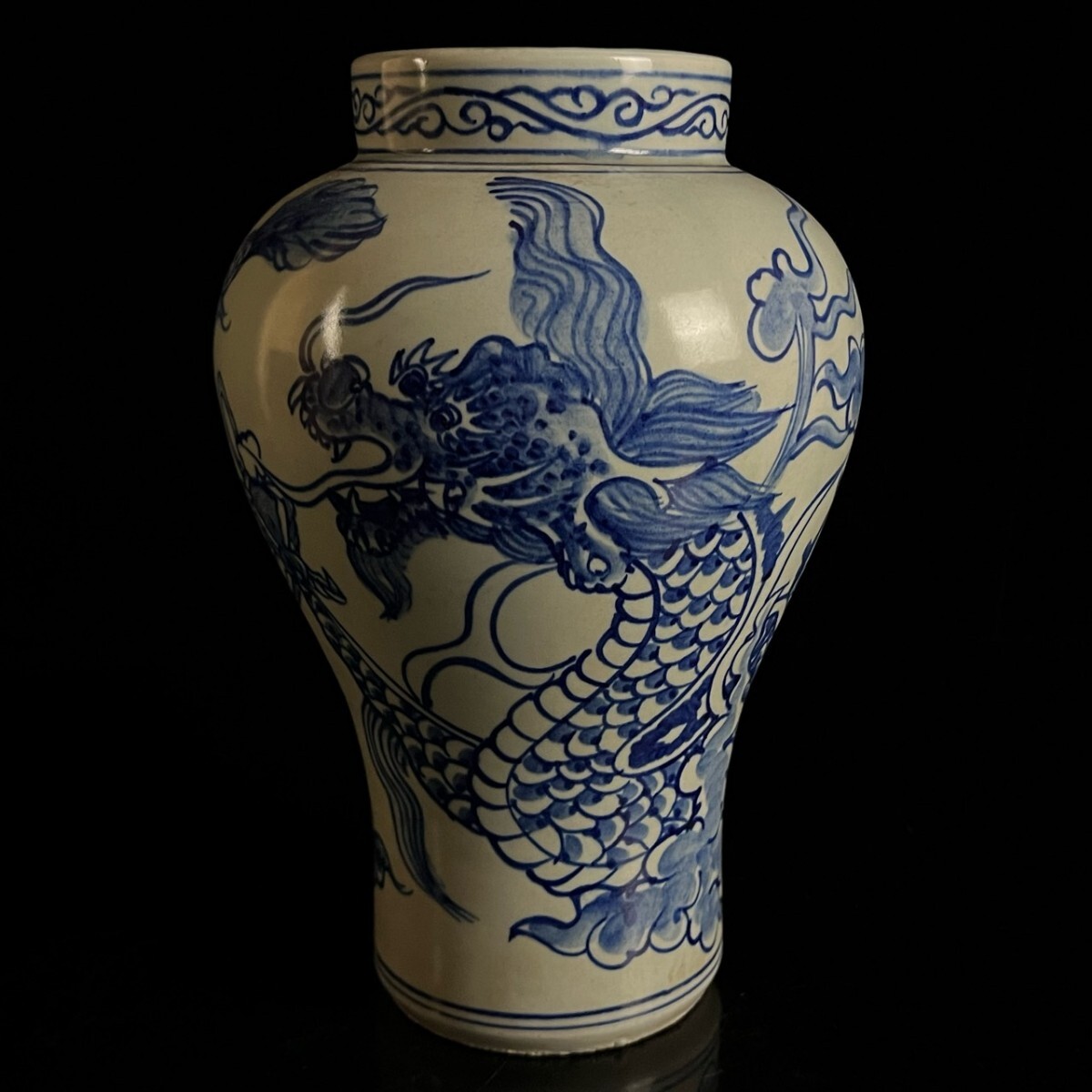 朝鮮美術 李朝時代 染付 白磁 龍雲文花瓶 28cm 時代物 朝鮮古陶 唐物骨董[麌]
