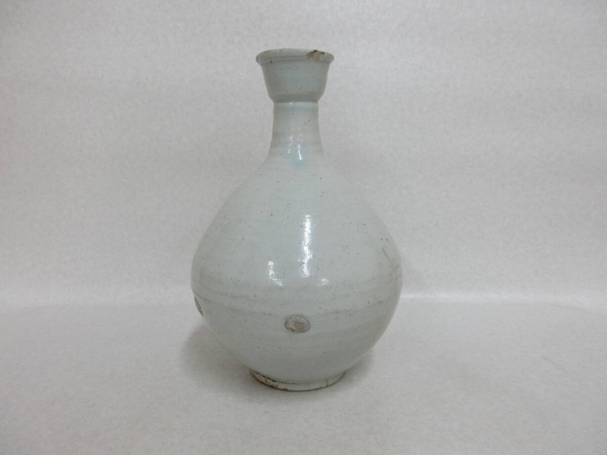 Ｔ５１２４　李朝　１８世紀　白磁　盤口瓶　高２４．５ｃｍ
