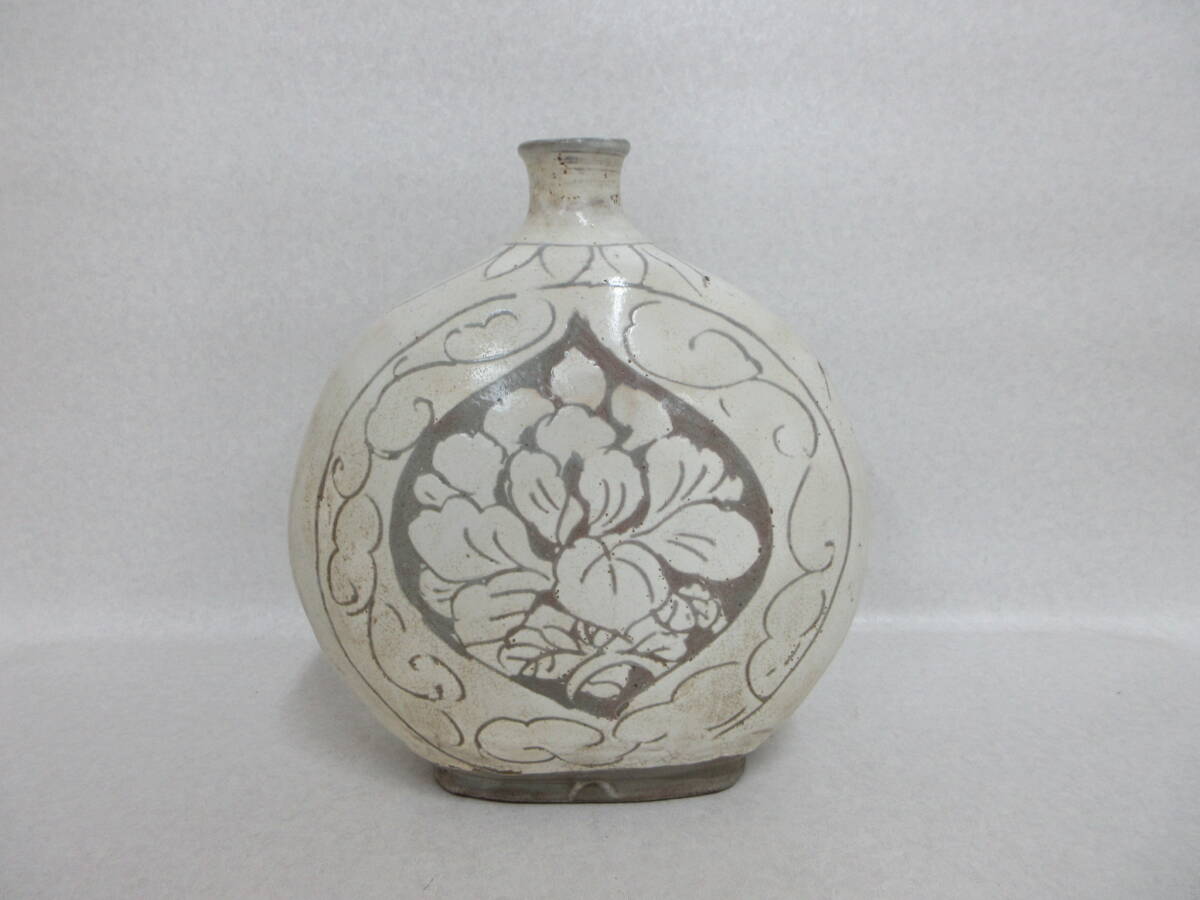 Ｔ５１４６　李朝　１５～１６世紀　粉青沙器　白地掻落草花文扁壷　高２５ｃｍ