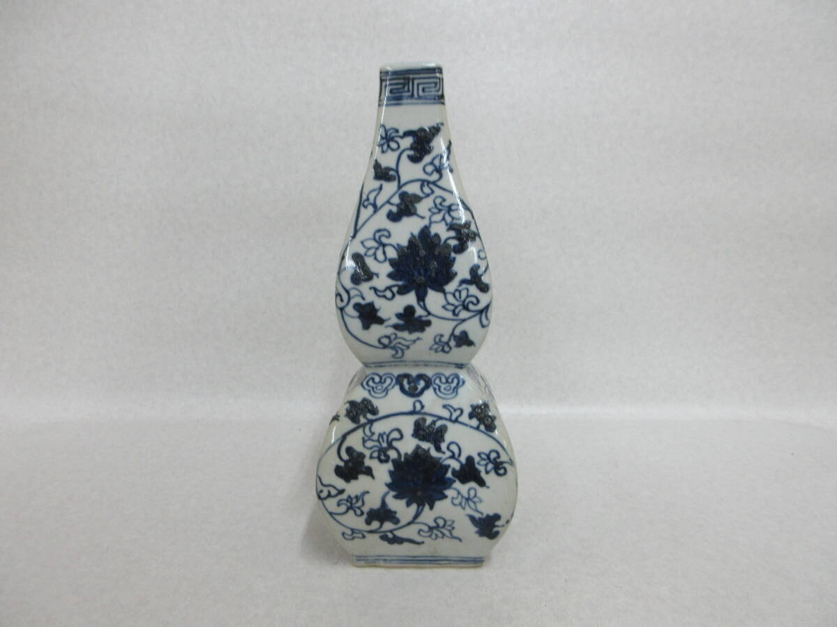 Ｔ５１４７　中国　青花唐花瓢形方瓶　大明嘉康年製　高２３．５ｃｍ　唐物　古玩