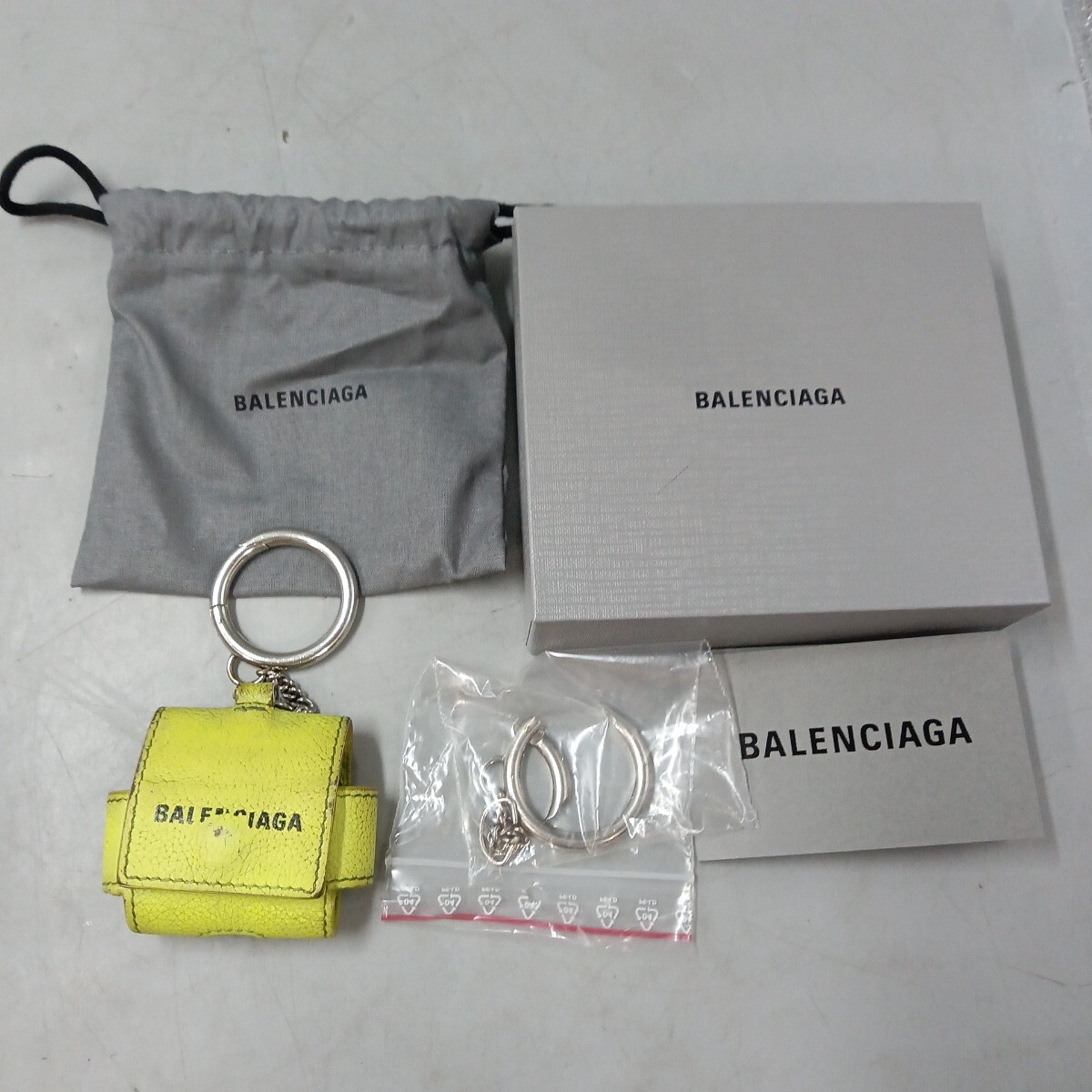 DK BALENCIAGA バレンシアガ AirPods Proケース イエロー レザー ロゴプリント キーホルダー緩み有