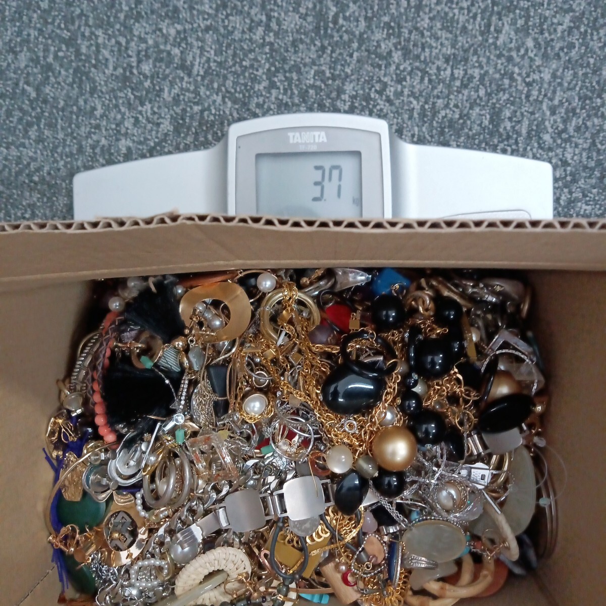 F イミテーションまとめ 約3.7kg アクセサリー ネックレス イヤリング ブローチ リング など 現状品