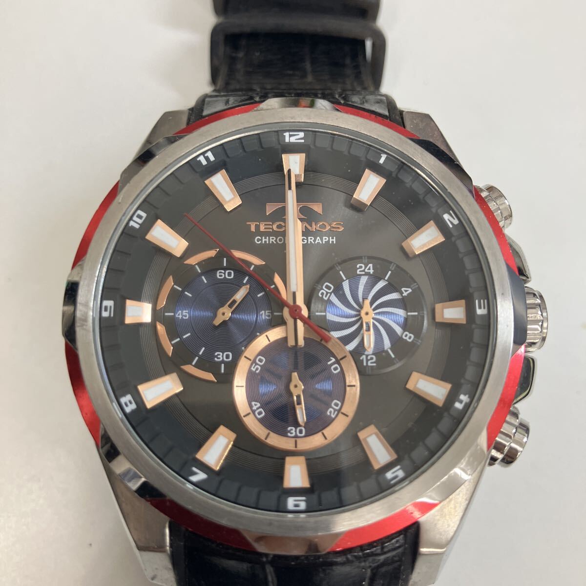TECHNOS テクノス クロノグラフ 腕時計 クオーツ T8585 シルバー レッド 動作未確認【0】